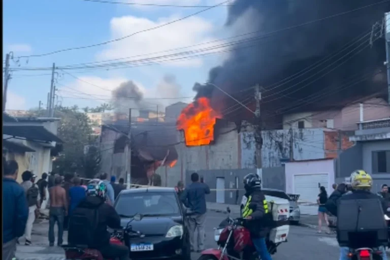 Incêndio em fábrica de colchões atinge três imóveis em São Paulo