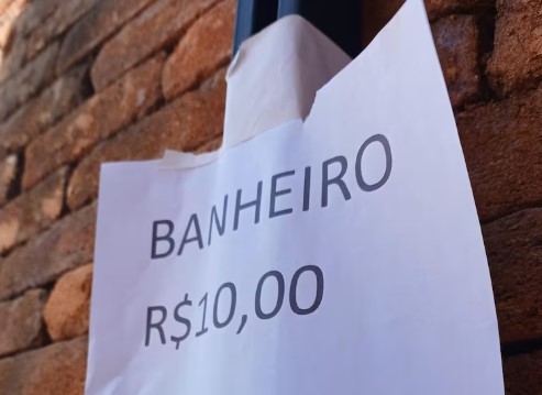 Carnaval de SP enfrenta críticas por falta de banheiros; blocos alugam sanitários para conter xixi nas ruas