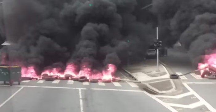 Protesto contra reintegração de posse bloqueia a Avenida Salim Farah Maluf na zona leste