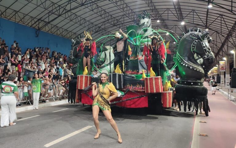 Desfile das Escolas de Samba reúne grande público na Avenida do Povo em Taubaté